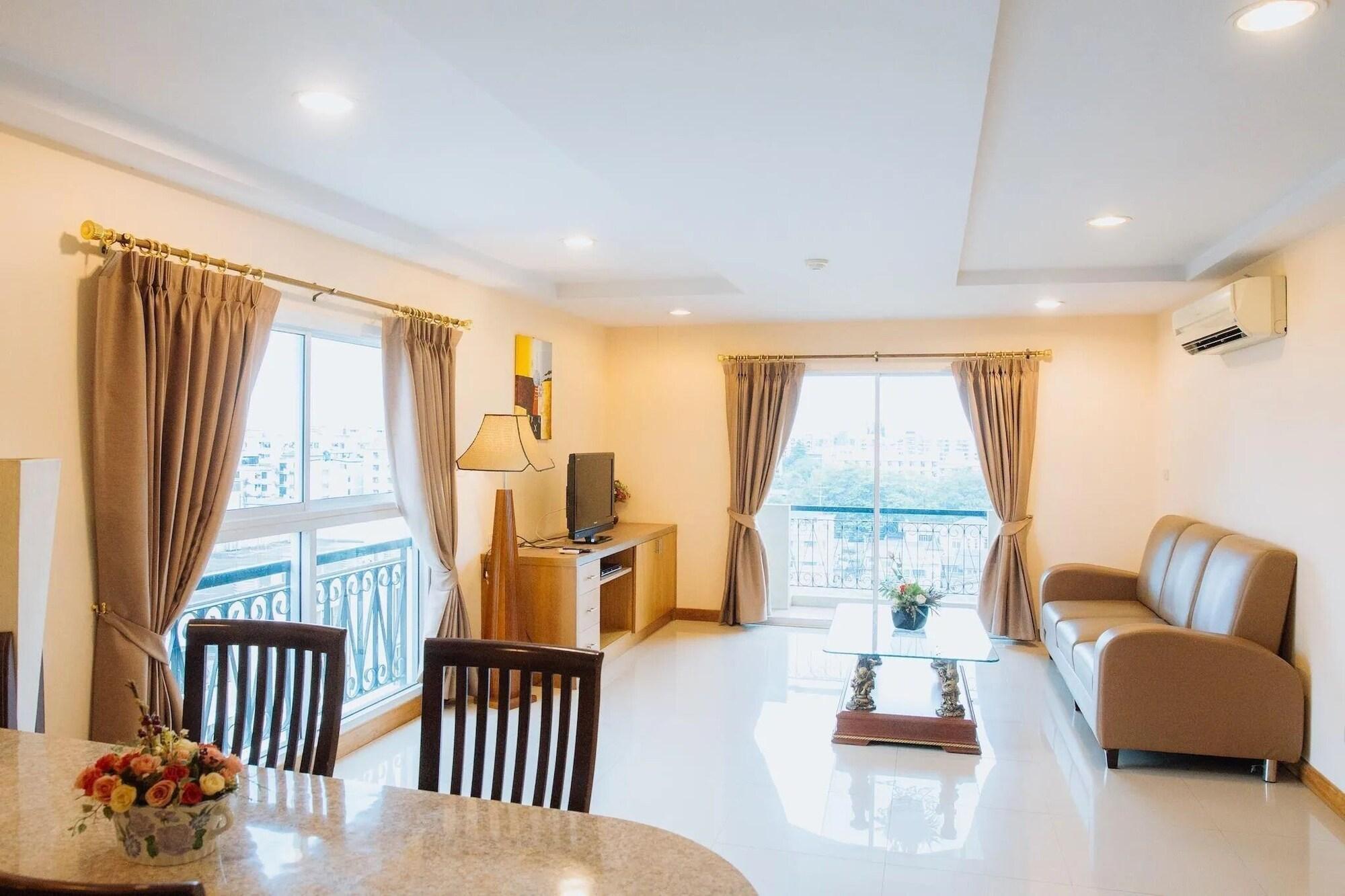 Metro Point Bangkok Hotel Exterior photo